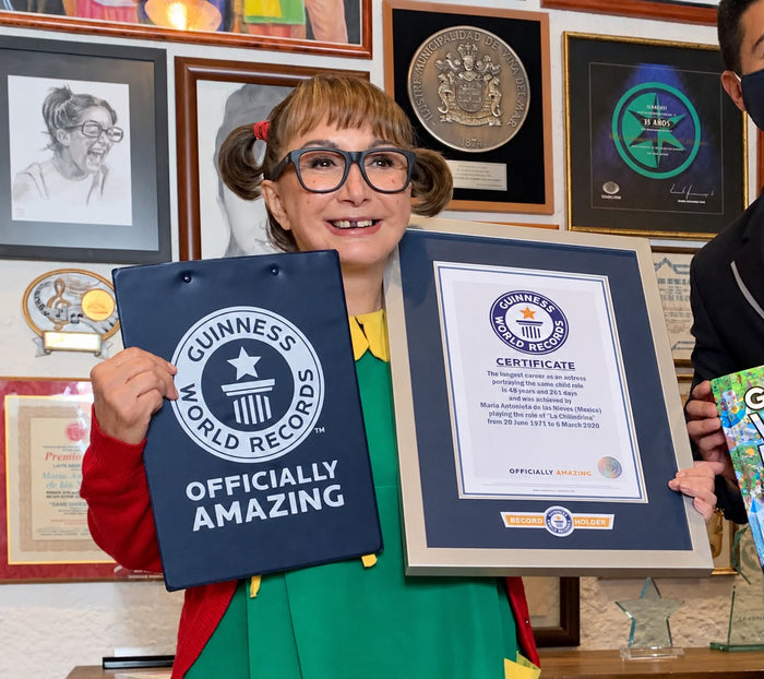 María Antonieta de las Nieves con el certificado Guinness World Records por 48 años y 261 días como La Chilindrina